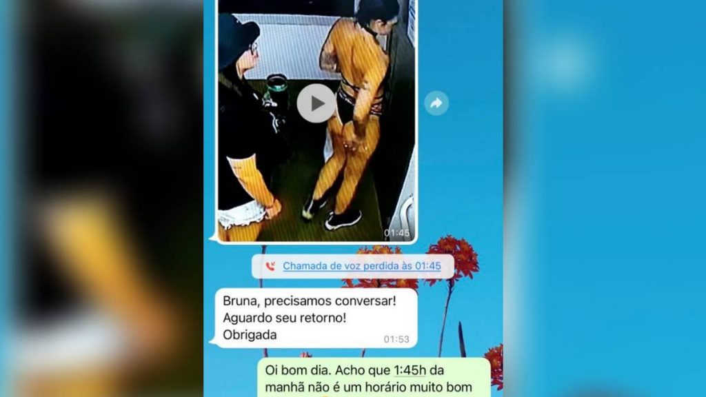 mulher constrangida prédio