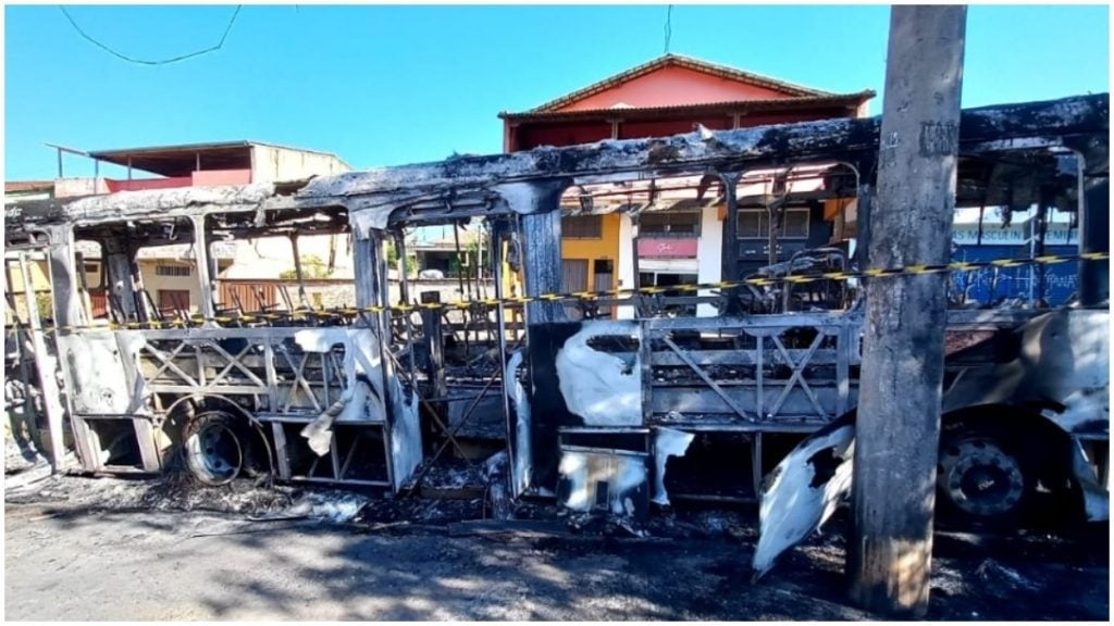 ônibus é incendiado em bh