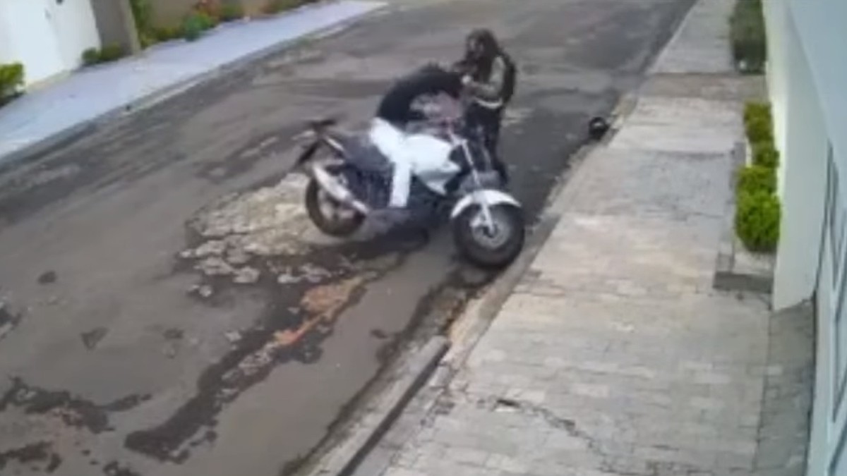 Mulher impede roubo de moto
