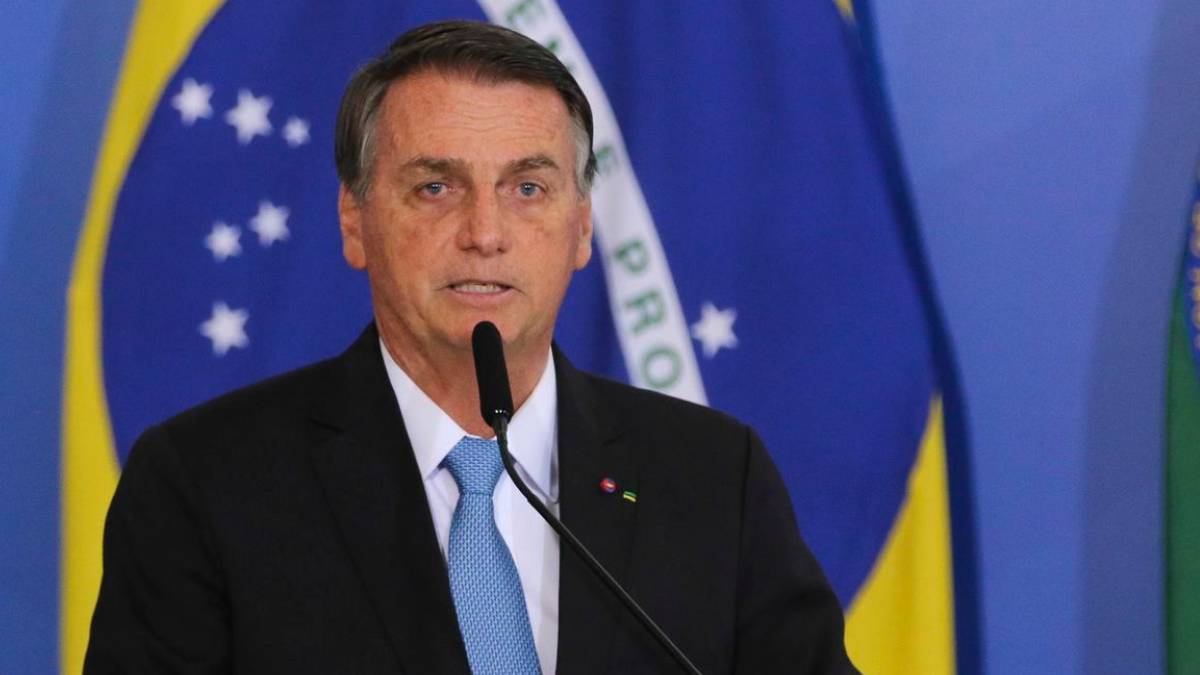 bolsonaro presidente brasil bandeira microfone