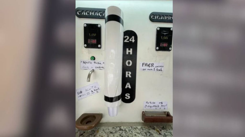 máquina cachaça e cigarro