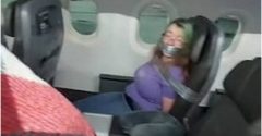 mulher presa em avião eua