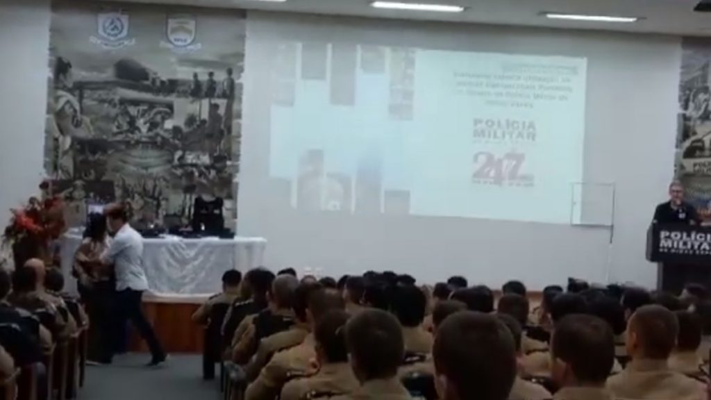 Mulher insulta Zema