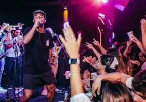 Na Lapa faz parceria com bandas e ONGs e lança sua primeira edição com cortesias solidárias