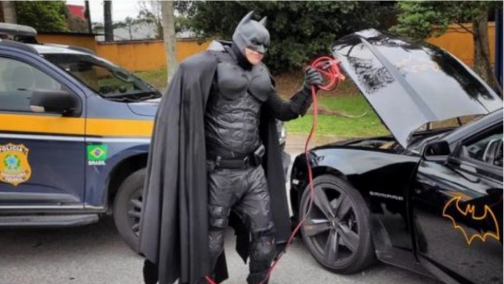 batman-de-floripa-recarrega-batmóvel