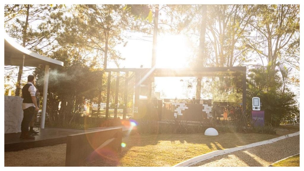 cafeterias em bh - vista do café magrí, ao pôr do sol, aos pés da serra do curral