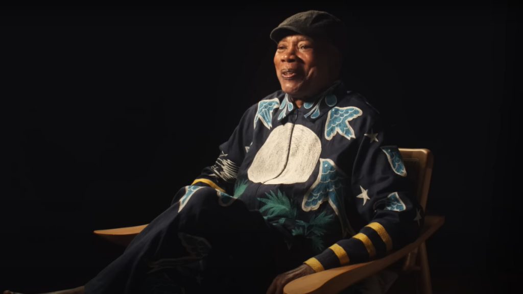 milton nascimento sentado em cadeira
