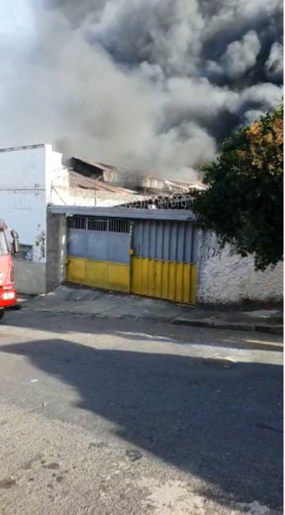 Fogo destrói galpão com veículos no bairro Bonfim, em BH