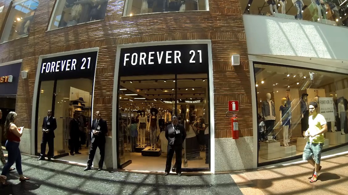 Forever 21 deve fechar todas as lojas no Brasil até domingo e faz
