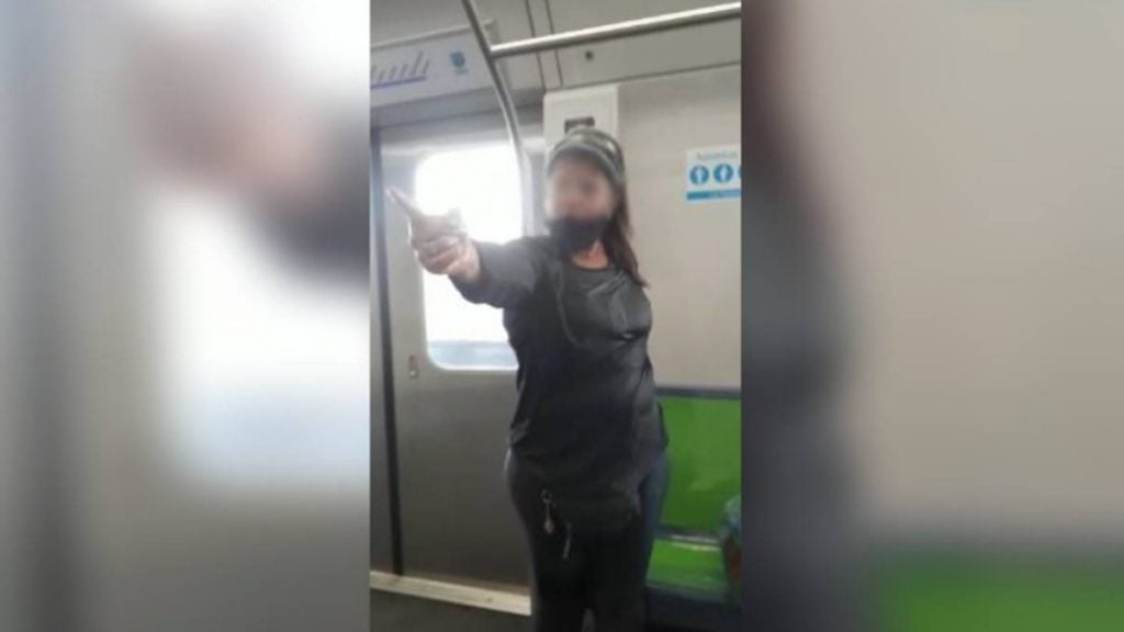 Mulher ataca família no metrô