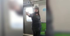 Mulher ataca família no metrô
