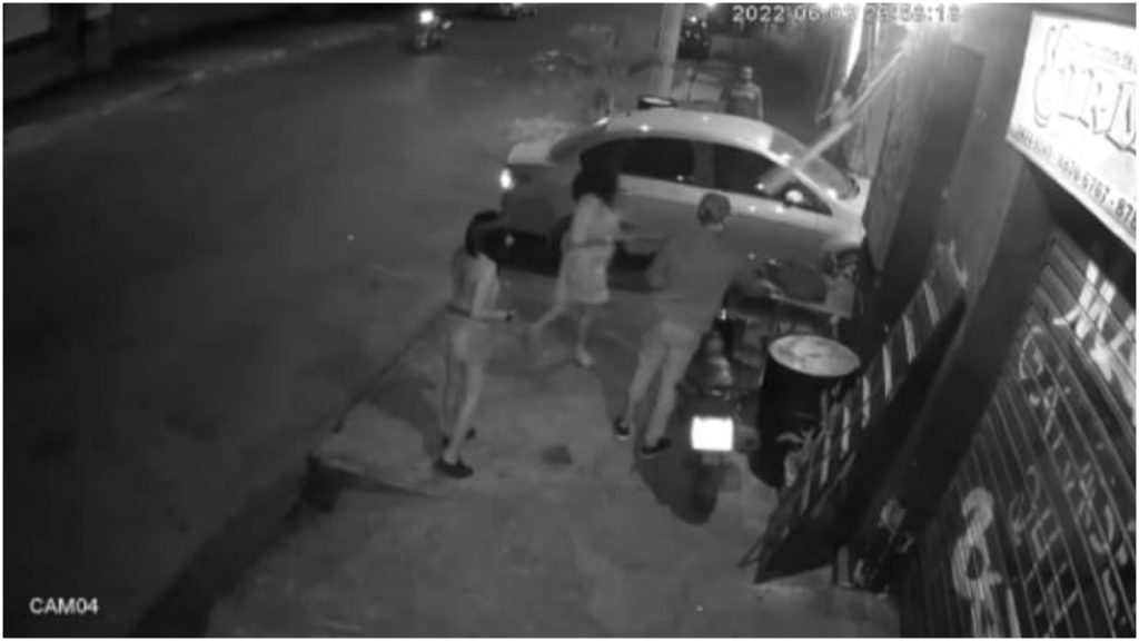 mulher entra com carro bar