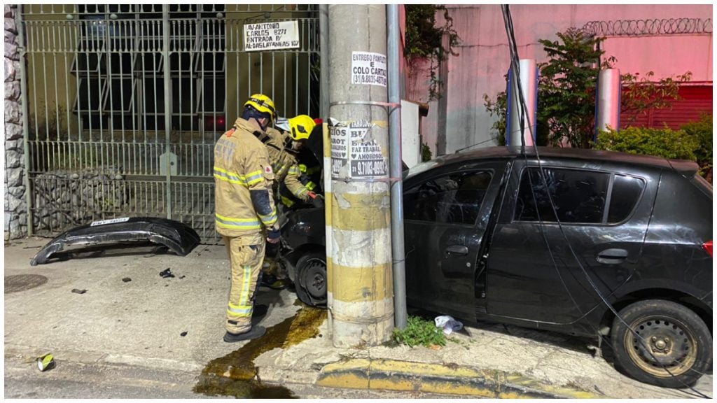 casal bate carro em poste