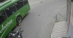 Acidente entre moto e ônibus