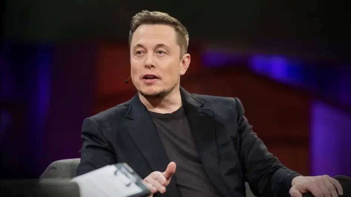 Elon Musk veste blazer e camisa preta