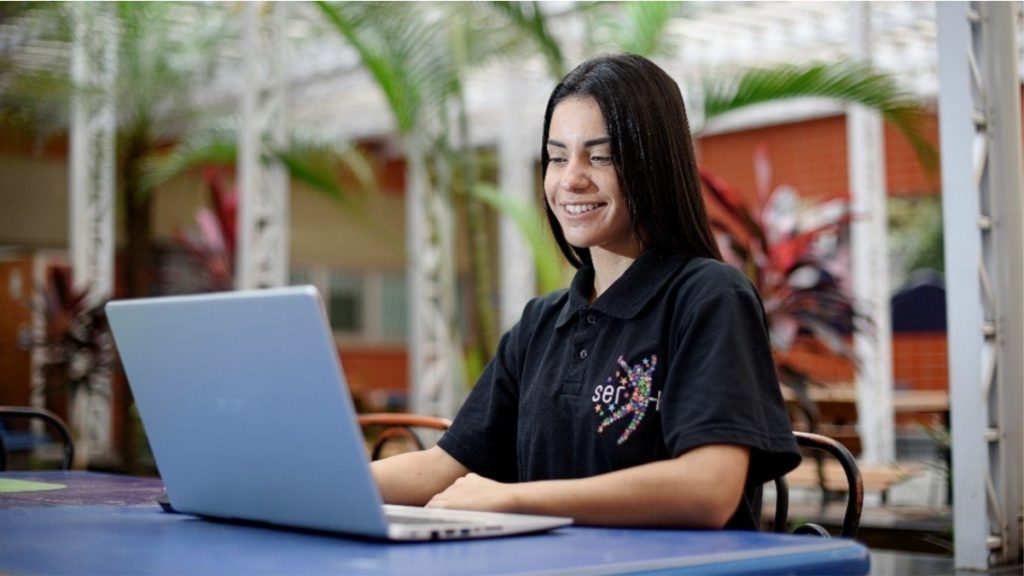 jovem ao computador
