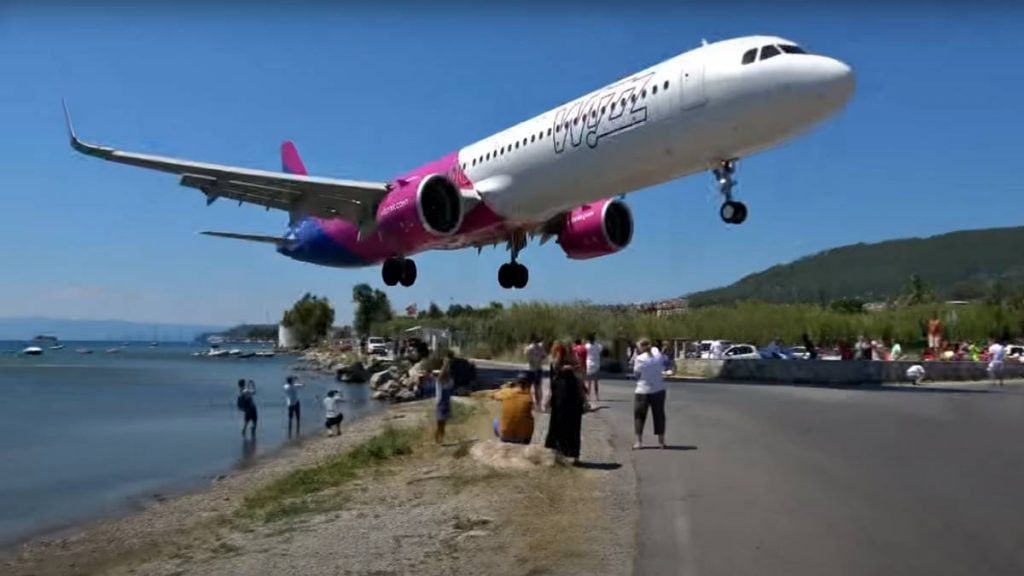 avião faz pouso rasante