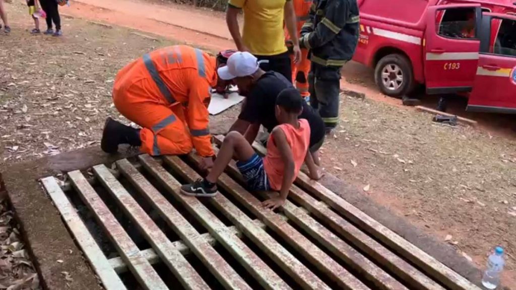 criança perna presa gradeado