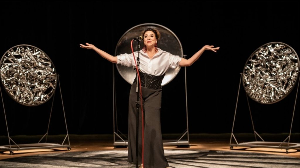 marisa orth em cena espetáculo bárbara