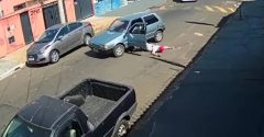 motorista cai carro movimento