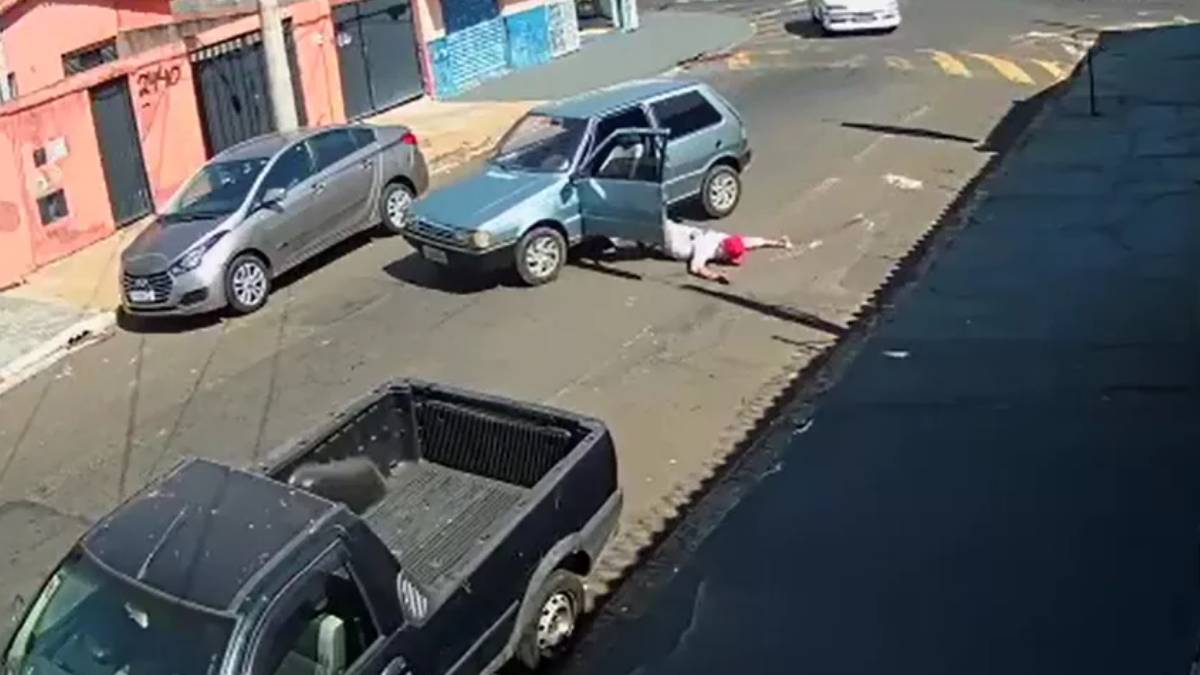 motorista cai carro movimento