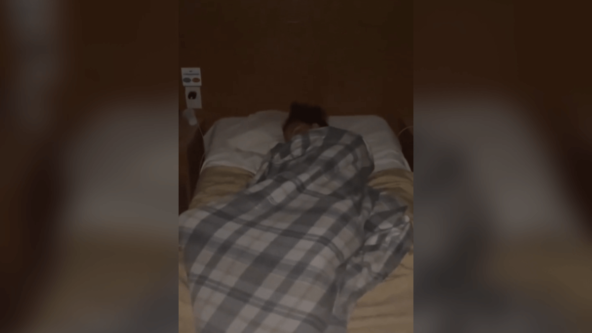 mulher desconhecida dorme hotel turistas