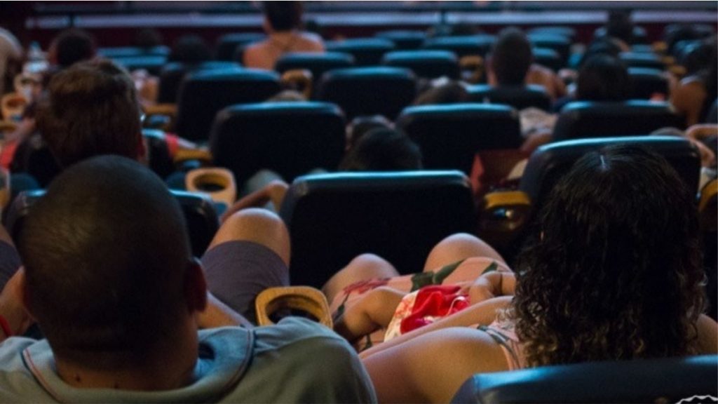 sala de cinema com espectadores