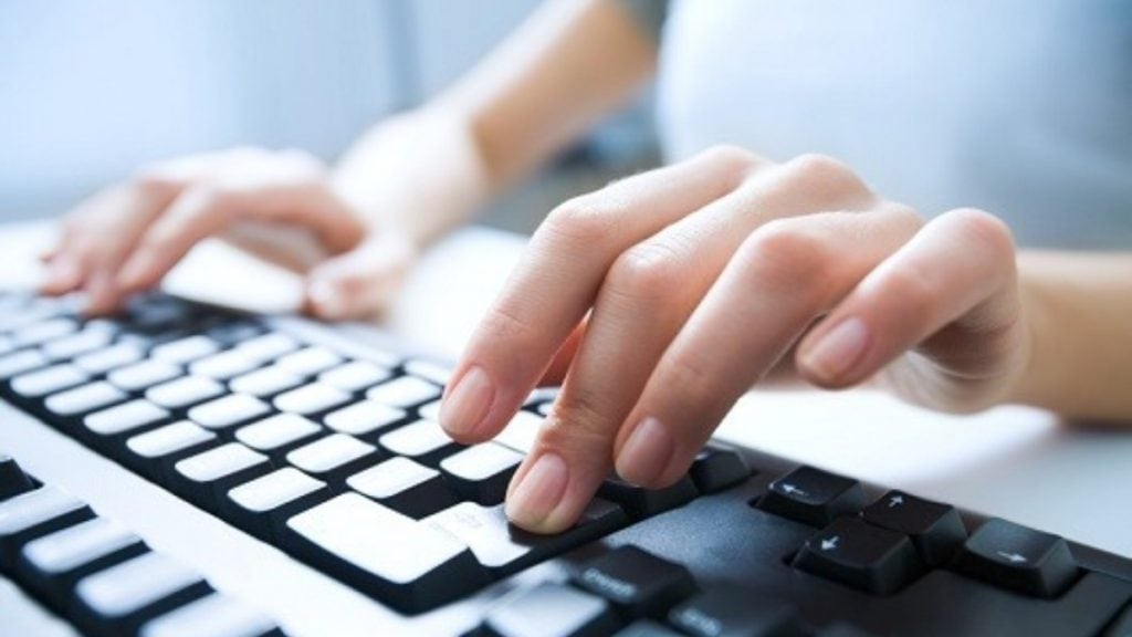 pessoa mexendo no computador