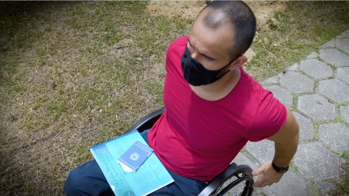 homem em cadeira de rodas