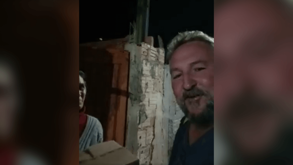 homem e mulher no portão de uma casa