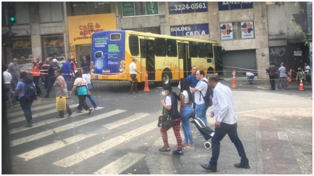 ônibus bate em lotérica centro