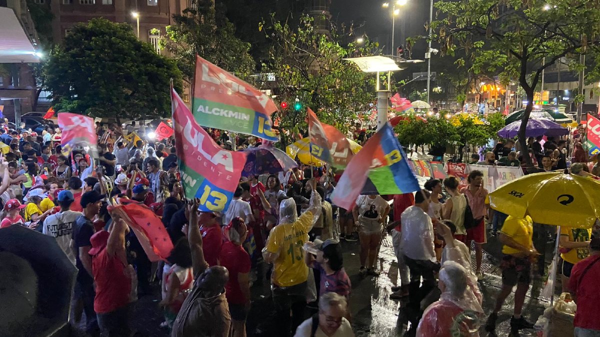 Eleitores comemoram vitória de Lula