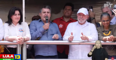 Lula vestido de branco ao lado de Paulo Brant, vice governador de Minas Gerais, e Simone Tebet, candidata à Presidência em 2022