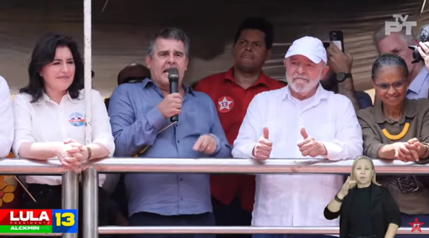 Lula vestido de branco ao lado de Paulo Brant, vice governador de Minas Gerais, e Simone Tebet, candidata à Presidência em 2022