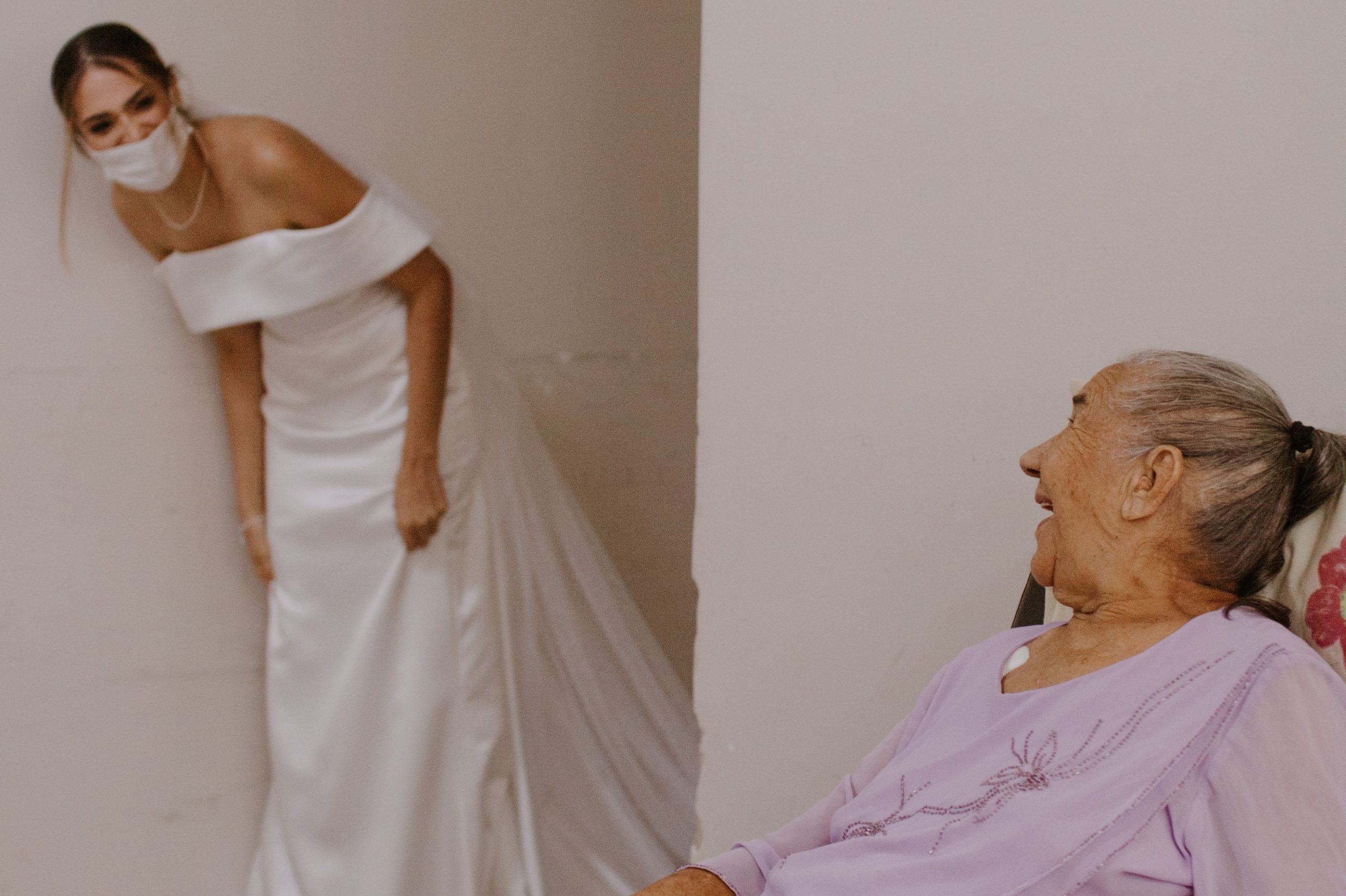 Bruna Solano vestida de branco no hospital que a avó Raimunda está internada