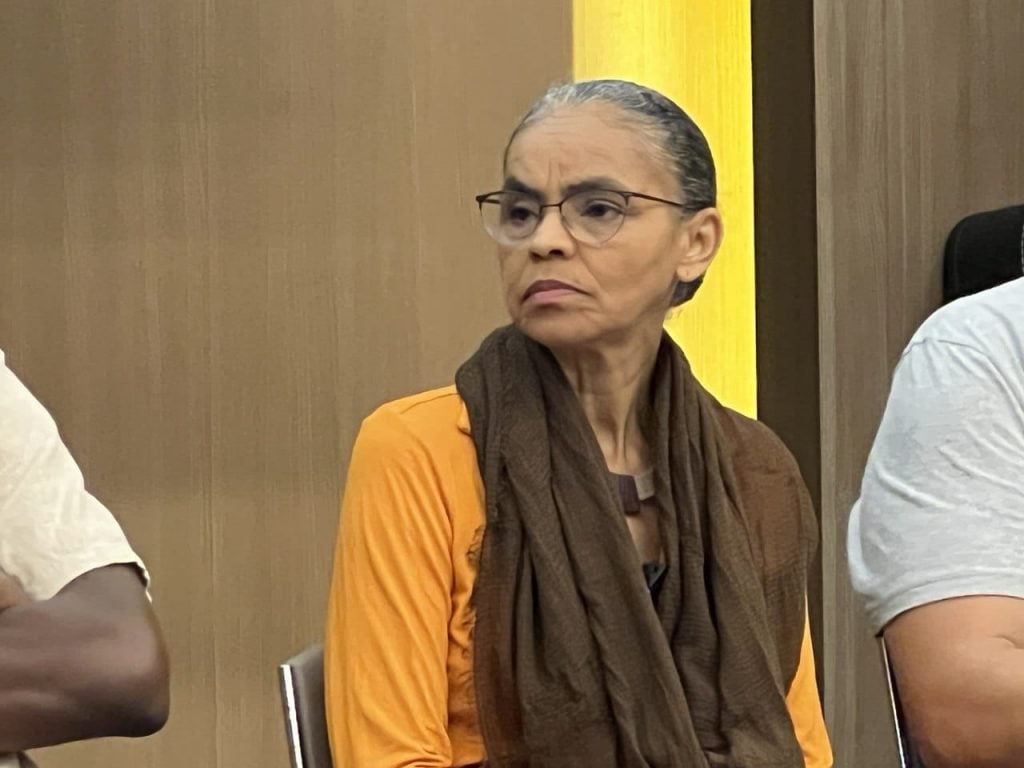 Marina Silva veste roupa em tons de marrom e amarelo em hotel em BH onde foi xingada