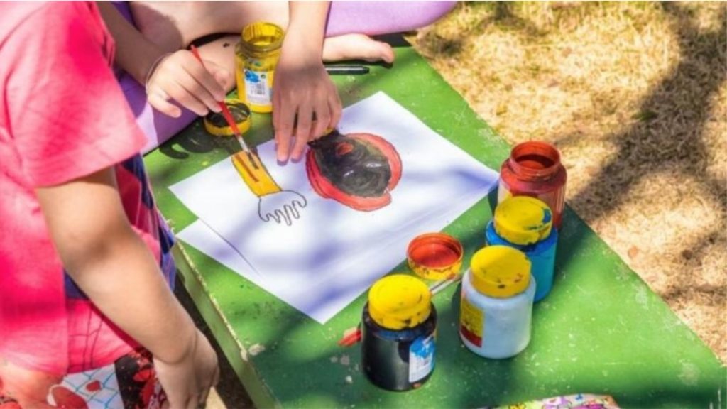crianças pintando
