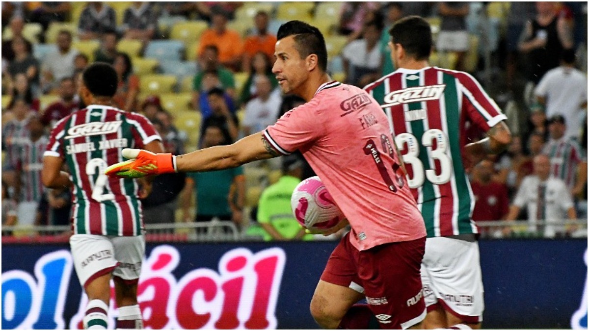 Fábio, do Fluminense, é o goleiro com mais defesas difíceis no Brasileirão
