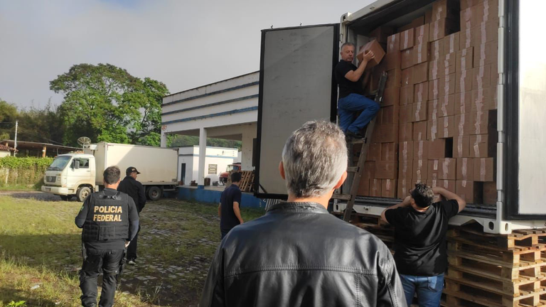 Fiscais do Ministério da Agricultura recolhem material usado na adulteração de manteiga