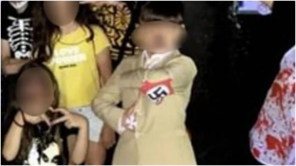 fantasia de hitler em escola