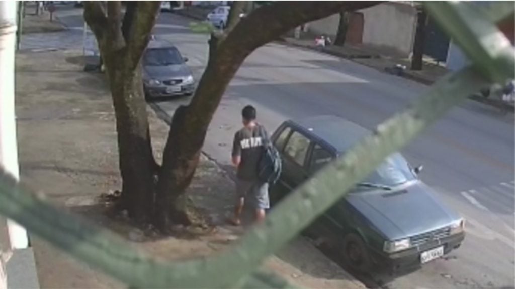 rapaz andando na calçada