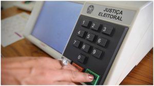 A consulta de regularidade do título de eleitor e a conferência do cadastro da biometria pode ser feita online e gratuita