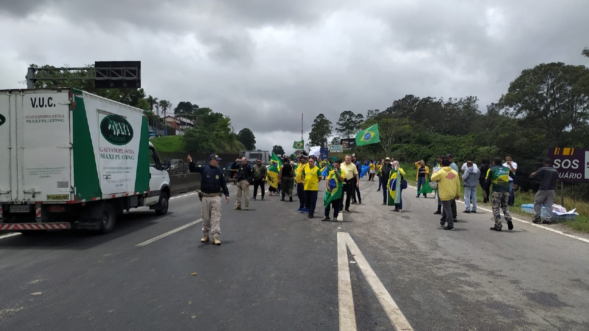Bolsonaristas fazem bloqueios de rodovia após derrota nas eleições