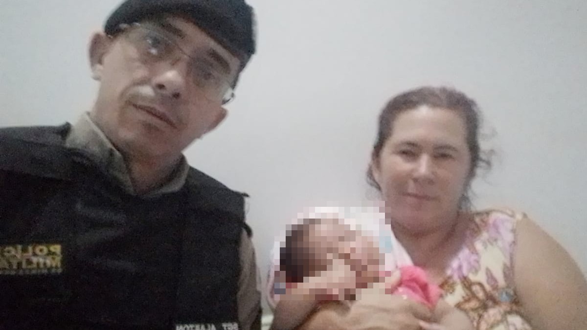 Policial salva bebê engasgado
