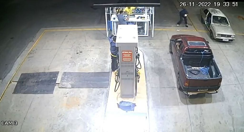 Ladrões assaltam posto de combustível com carro sem porta no Sul de Minas