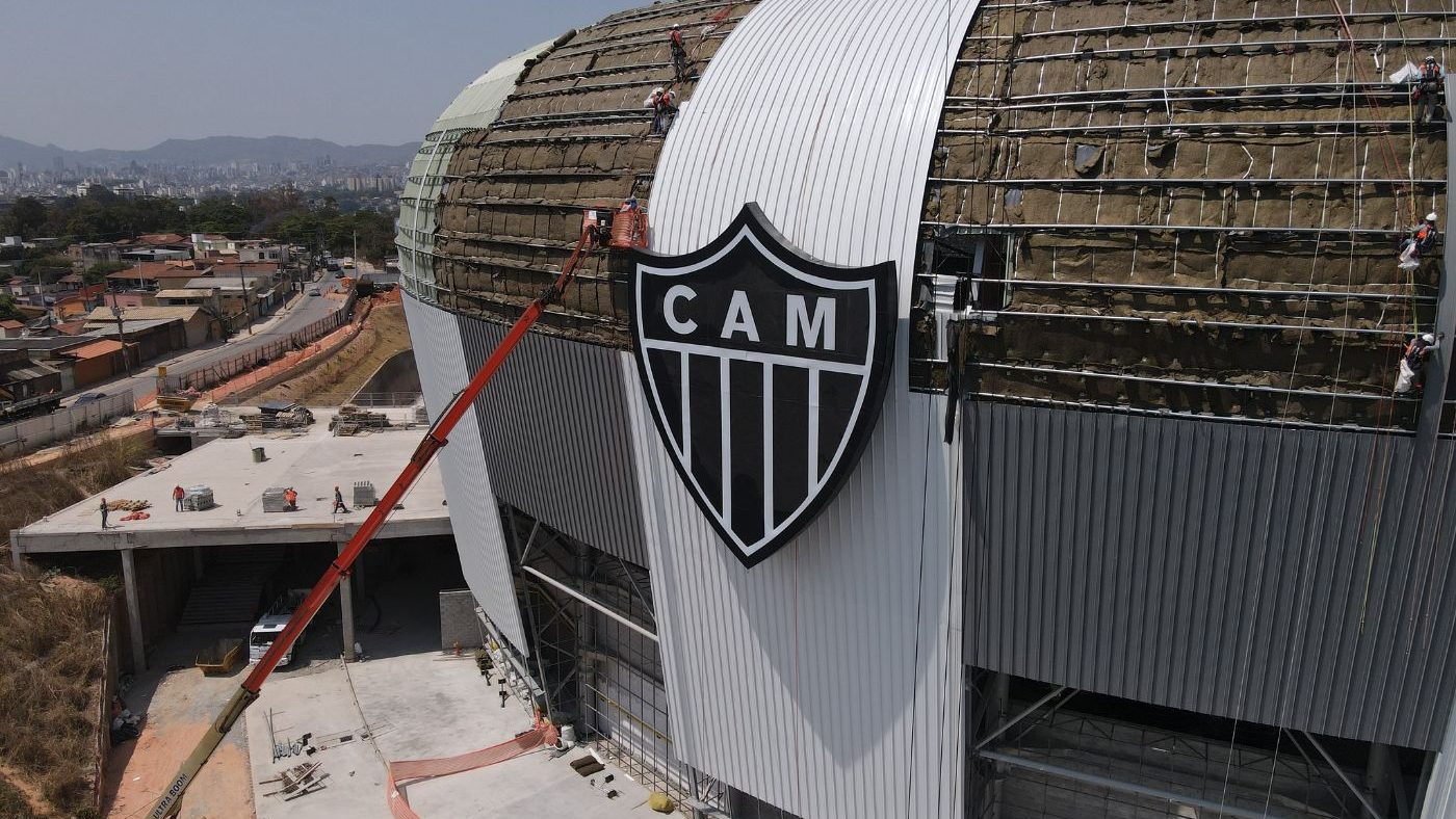 Escudo do Atlético é instalado em um dos lados da Arena MRV