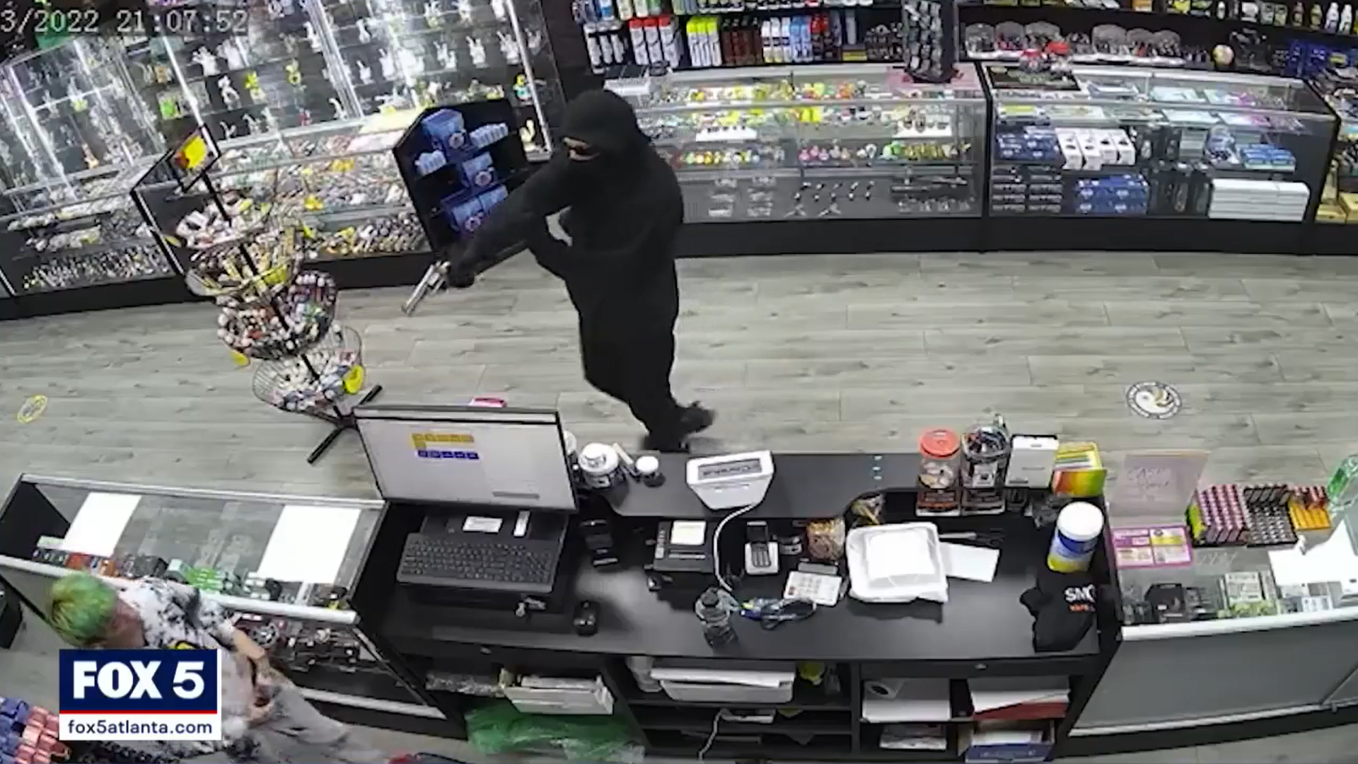 Homem armado assalta loja de conveniência nos Estados Unidos