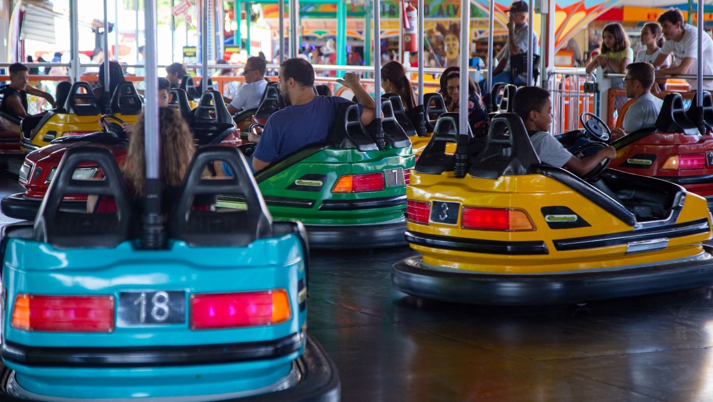 Crianças e pais se divertem no carrinho bate-bate do Parque Guanabara