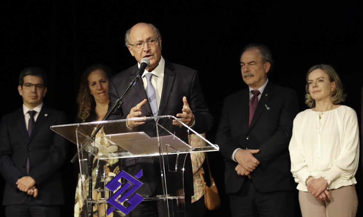 Geraldo Alckmin assina decreto que cria gabinete de transição ao lado de Gleisi Hoffman, Aloísio Mercadante