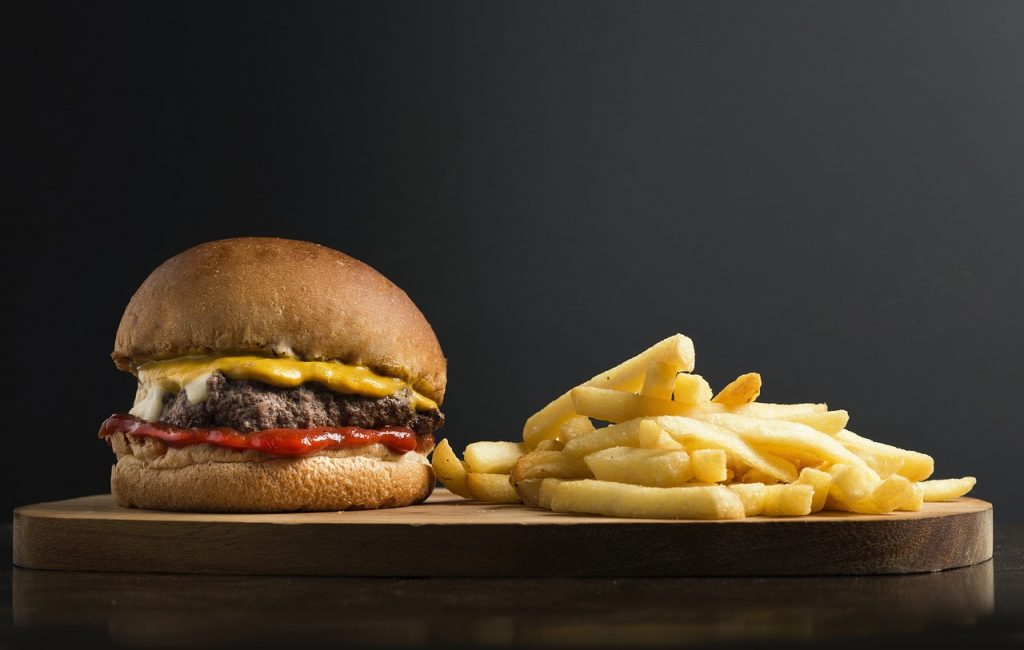 Guia BHAZ busca o melhor hambúrguer de BH. Na foto, sanduíche e porção de batata frita